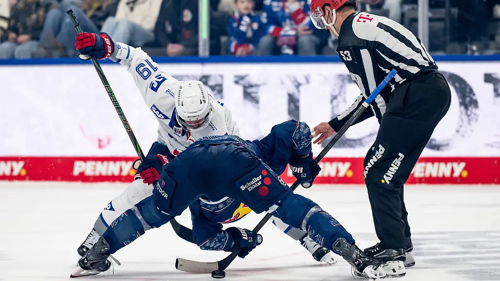 Linesperson-Joshua-Roemer-fuehrt-ein-Bully-Faceoff-aus-zwischen-Luke-Esposito-Adler-Mannheim-19-und-Patrick-Hager-EHC-Red-Bull-Muenchen-52-GER-EHC-Red-Bull-Muenchen-vs-Adler-Mannheim-Eishockey-DEL-Playoffs-Halbfinale-Spiel-4-Saison-2025-2026-14-04-2026-GER-EHC-Red-Bull-Muenchen-vs-Adler-Mannheim-Eishockey-DEL-Playoffs-Halbfinale-Spiel-4-Saison-2025-2026-14-04-2026