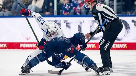 Linesperson-Joshua-Roemer-fuehrt-ein-Bully-Faceoff-aus-zwischen-Luke-Esposito-Adler-Mannheim-19-und-Patrick-Hager-EHC-Red-Bull-Muenchen-52-GER-EHC-Red-Bull-Muenchen-vs-Adler-Mannheim-Eishockey-DEL-Playoffs-Halbfinale-Spiel-4-Saison-2025-2026-14-04-2026-GER-EHC-Red-Bull-Muenchen-vs-Adler-Mannheim-Eishockey-DEL-Playoffs-Halbfinale-Spiel-4-Saison-2025-2026-14-04-2026