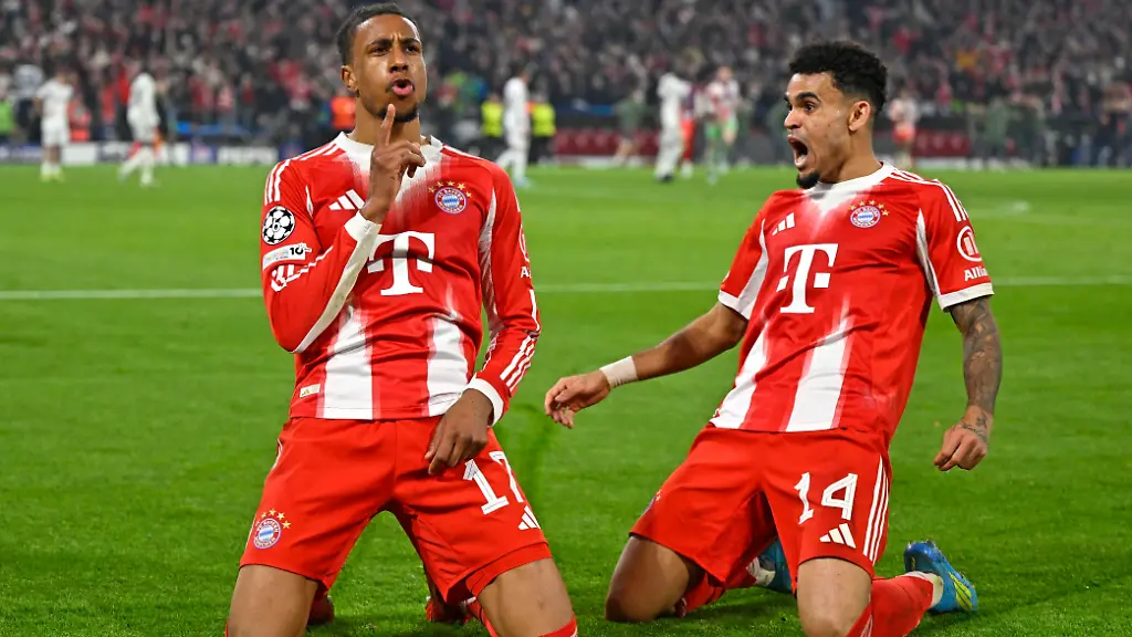 15-04-2026-Fussball-UEFA-Championsleague-2025-2026-Viertelfinale-Rueckspiel-FC-Bayern-Muenchen-Real-Madrid-in-der-Allianz-Arena-Muenchen-v-l-Michael-Olise-FC-Bayern-Muenchen-und-Luis-Diaz-FC-Bayern-Muenchen-feiern-das-4-3-DFL-and-DFB-regulations-prohibit-any-use-of-photographs-as-image-sequences-and-or-quasi-video