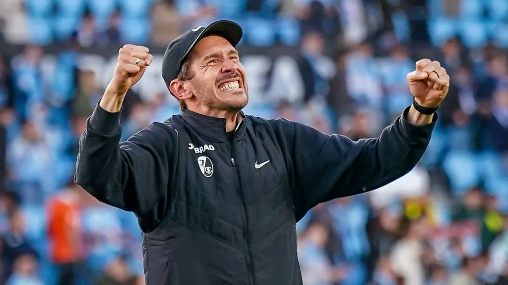 Spanien-Fussball-UEFA-Europa-League-2025-2026-Viertelfinale-Rueckspiel-Celta-Vigo-vs-SC-Freiburg-Balaidos-Vigo-Julian-Schuster-SC-Freiburg-Trainer-Geste-Gestik-Mimik-Gesichtsausdruck-Emotion-Spain-Football-UEFA-Europa-League-2025-2026-quarter-final-second-leg-Celta-Vigo-vs-SC-Freiburg-Balaidos-Vigo-Julian-Schuster-SC-Freiburg-coach-gesture-gesture-facial-expression-facial-expression-emotion-Copyright-xJOERANxSTEINSIEKx
