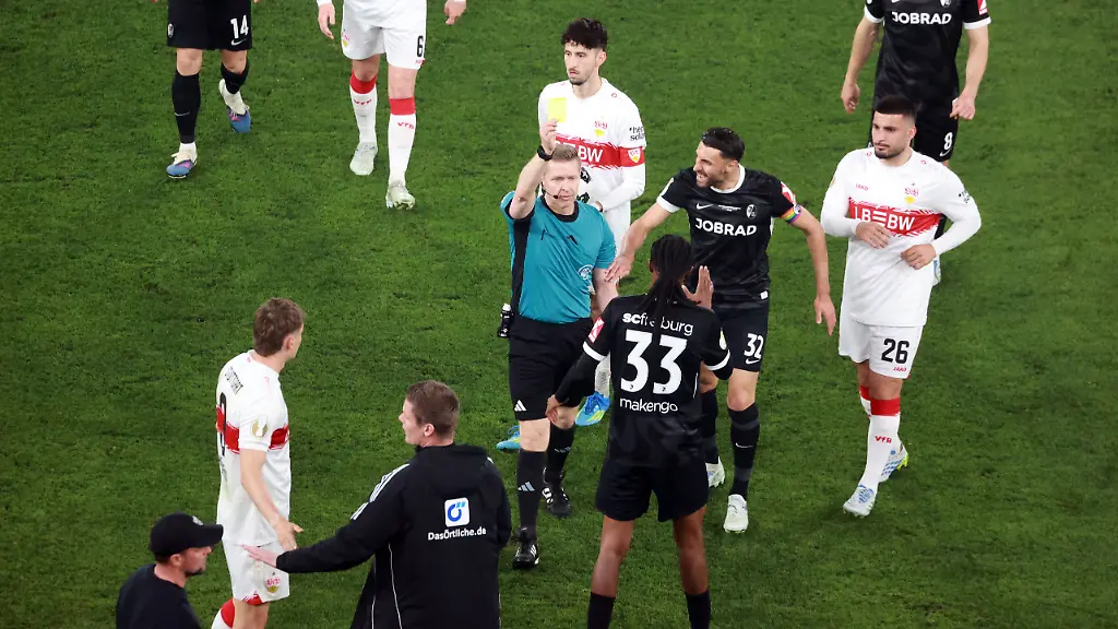 23-04-26-VfB-Stuttgart-SC-Freiburg-Deutschland-Stuttgart-24-04-2026-Fussball-DFB-Pokal-Saison-2025-2026-Halbfinale-VfB-Stuttgart-SC-Freiburg-v-l-Tobias-Welz-Schiedsrichter-Deniz-Undav-VfB-Stuttgart