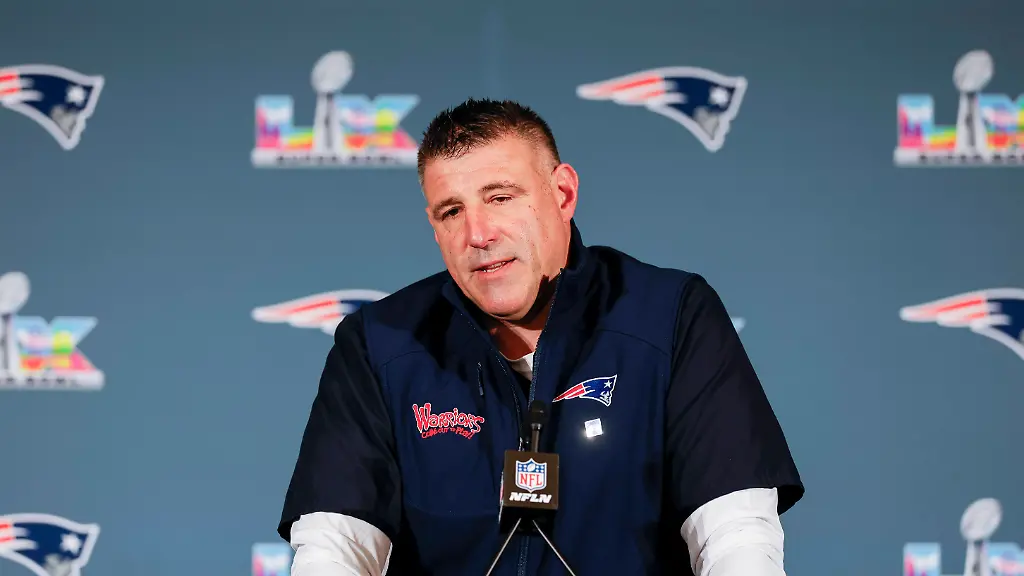 SANTA-CLARA-CA-FEBRUARY-05-New-England-Patriots-head-coach-Mike-Vrabel-answers-questions-during-the-Thursday-press-conference-PK-Pressekonferenz-on-Thursday-February-5th-at-the-Santa-Clara-Marriott-in-Santa-Clara-CA