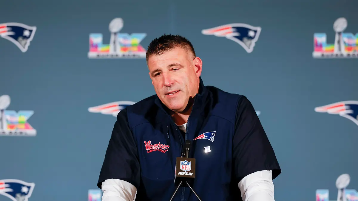 SANTA-CLARA-CA-FEBRUARY-05-New-England-Patriots-head-coach-Mike-Vrabel-answers-questions-during-the-Thursday-press-conference-PK-Pressekonferenz-on-Thursday-February-5th-at-the-Santa-Clara-Marriott-in-Santa-Clara-CA