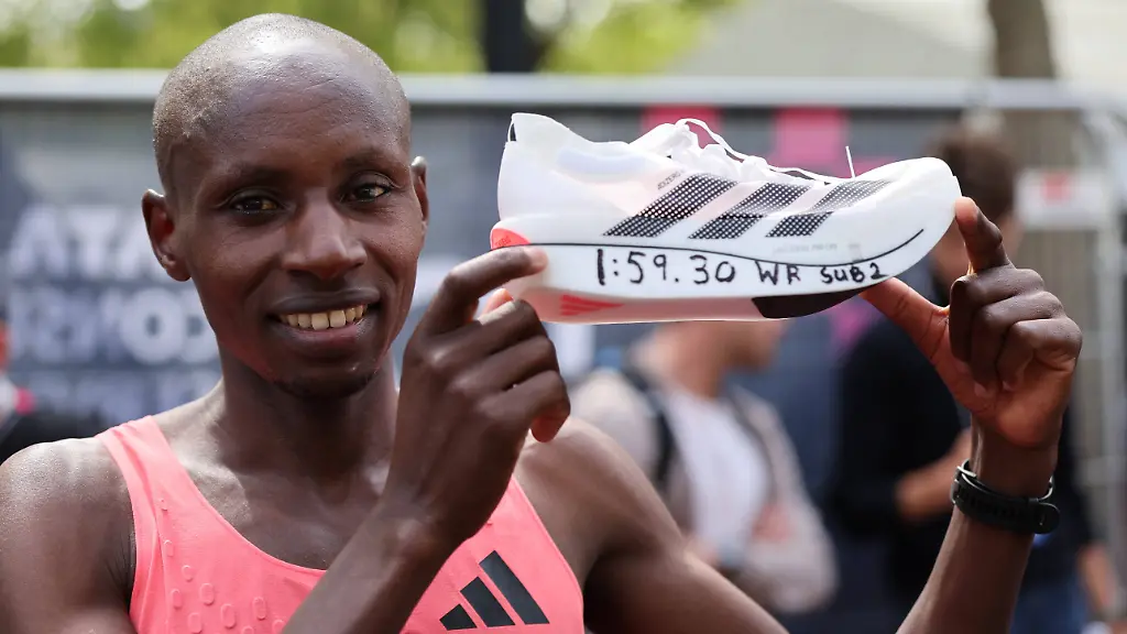 26-04-2026-London-United-Kingdom-Sabastian-Sawe-breaks-two-hour-barrier-as-he-wins-the-Elite-mens-race-at-the-London-Marathon