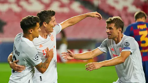 Lissabon-14-08-2020-Estadio-da-Luz-Fussball-UEFA-Champions-League-Viertelfinale-FC-Barcelona-gegen-FC-Bayern-Muenchen-UBz-Philippe-Coutinho-links-feiert-sein-Tor-zum-2-8-Endstand-mit-Robert-Lewandowski-mitte-und-Thomas-Mueller-alle-Bayern-Muenchen-UEFA-regulations-prohibit-any-use-of-photographs-as-image-sequences-and-or-quasi-video-NUR-FUER-REDAKTIONELLE-VERWENDUNG-FOR-EDITORIAL-USE-ONLY-National-and-international-news-agencies-out