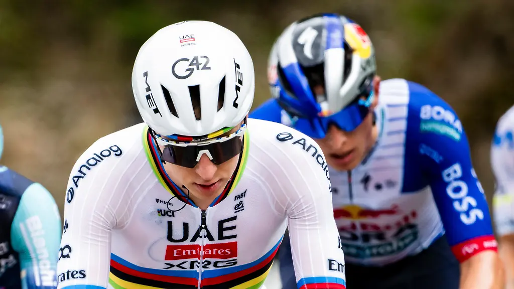 Radsport-UCI-WorldTour-Tour-de-Romandie-Martigny-170-60-km-1-Etappe-Der-Slowene-Tadej-Pogacar-vom-UAE-Team-Emirates-XRG-klettert-vor-dem-Deutschen-Florian-Lipowitz-vom-Team-Red-Bull-BORA-hansgrohe