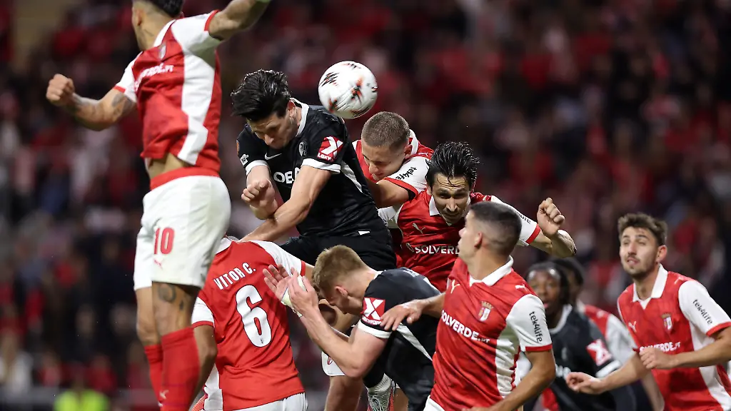 Fussball-Maenner-Europa-League-SC-Braga-SC-Freiburg-K-o-Runde-Halbfinale-Hinspiele-Estadio-Municipal-de-Braga-Spieler-von-Braga-in-rot-und-Freiburg-springen-zum-Ball