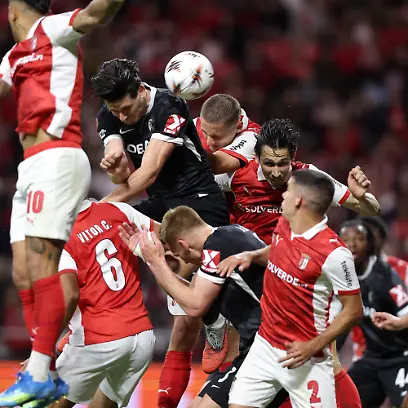 Fussball-Maenner-Europa-League-SC-Braga-SC-Freiburg-K-o-Runde-Halbfinale-Hinspiele-Estadio-Municipal-de-Braga-Spieler-von-Braga-in-rot-und-Freiburg-springen-zum-Ball