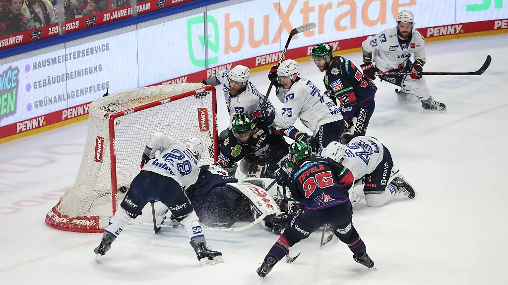 Eishockey-Maenner-DEL-Eisbaeren-Berlin-Adler-Mannheim-Meisterschaftsrunde-Finale-4-Spieltag-Uber-Arena-Alexander-Ehl-l-Adler-Mannheim-trifft-zum-3-3