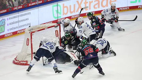 Eishockey-Maenner-DEL-Eisbaeren-Berlin-Adler-Mannheim-Meisterschaftsrunde-Finale-4-Spieltag-Uber-Arena-Alexander-Ehl-l-Adler-Mannheim-trifft-zum-3-3