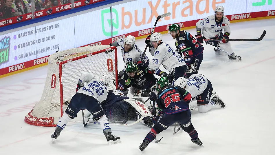 Eishockey-Maenner-DEL-Eisbaeren-Berlin-Adler-Mannheim-Meisterschaftsrunde-Finale-4-Spieltag-Uber-Arena-Alexander-Ehl-l-Adler-Mannheim-trifft-zum-3-3