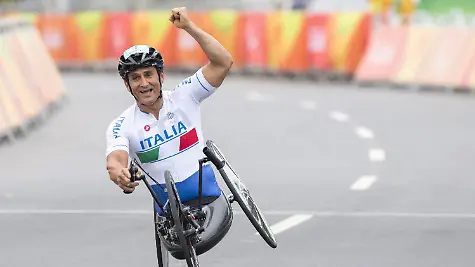 September-16-2016-Rio-De-Janeiro-Rio-de-Janeiro-Brazil-Italy-s-Alessandro-Zanardi-celebrates-after-winning-the-men-s-team-relay-competion-The-italian-team-composed-by-Alessandro-Zanardi-toghether-with-Vittorio-Podesto-and-Luca-Mazzone-won-the-gold-medal-improving-the-second-place-in-London-2012-in-Rio-de-Janeiro-Brazil-on-16-September-2016