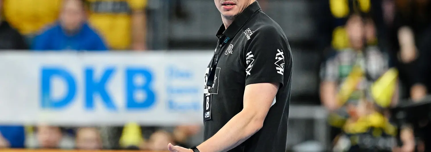 Trainer-Filip-Jicha-und-der-THW-Kiel-unterlagen-bei-der-HSG-Wetzlar