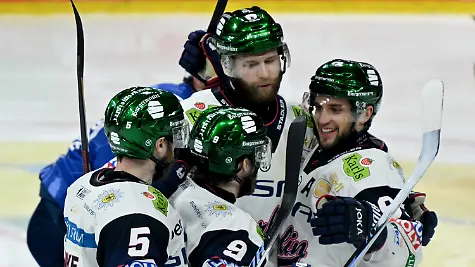 03-05-2026-Baden-Wuerttemberg-Mannheim-Eishockey-Maenner-DEL-Adler-Mannheim-Eisbaeren-Berlin-Meisterschaftsrunde-Finale-5-Spieltag-SAP-Arena-Ty-Ronning-2-vl-Eisbaeren-Berlin-bejubelt-das-Tor-zum-0-3-mit-seinen-Teamkollegen