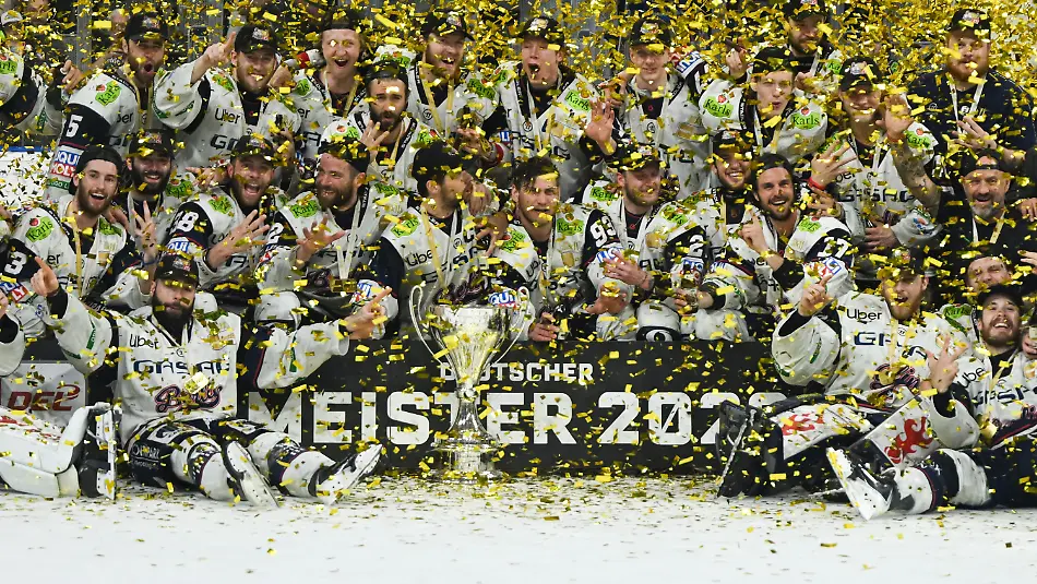 dpatopbilder-03-05-2026-Baden-Wuerttemberg-Mannheim-Eishockey-Maenner-DEL-Adler-Mannheim-Eisbaeren-Berlin-Meisterschaftsrunde-Finale-5-Spieltag-SAP-Arena-Die-Eisbaeren-Berlin-bejubeln-den-Gewinn-der-Deutschen-Meisterschaft