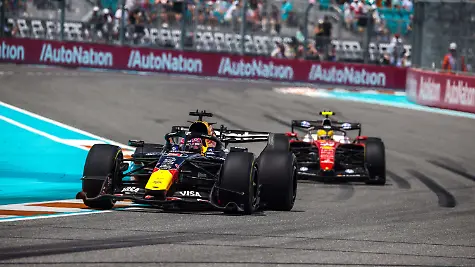 F1-MIAMI-GRAND-PRIX-2026-03-VERSTAPPEN-Max-nld-Red-Bull-Racing-Ford-RB22-44-HAMILTON-Lewis-gbr-Scuderia-Ferrari-SF-26-action-during-the-Formula-1-Miami-Grand-Prix-2026-4th-round-of-the-2026-Formula-One-World-Championship-WM-Weltmeisterschaft-from-May-1-to-3-2026-on-the-Miami-International-Autodrome-in-Miami-Gardens-USA-Miami-GardensUnited-States-PUBLICATIONxNOTxINxFRAxBEL-Copyright-xDPPIx