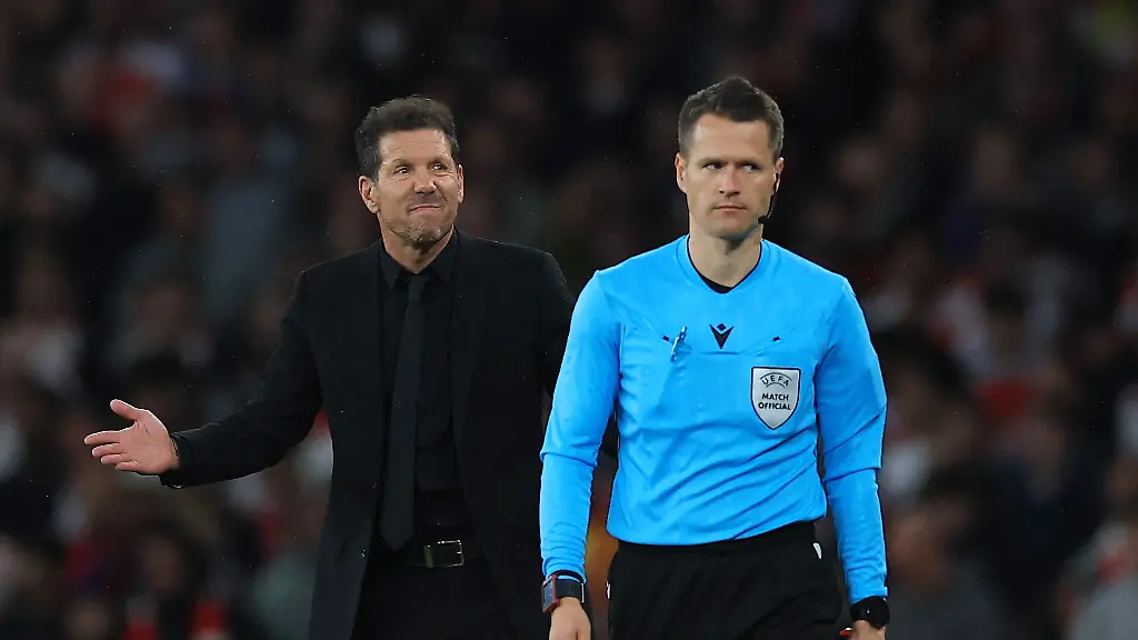 Soccer-Football-UEFA-Champions-League-Semi-Final-Second-Leg-Arsenal-v-Atletico-Madrid-Emirates-Stadium-London-Britain-May-5-2026-Atletico-Madrid-coach-Diego-Simeone-reacts-as-referee-Daniel-Siebert-walks-on-Action-Images-via-Reuters-Paul-Childs
