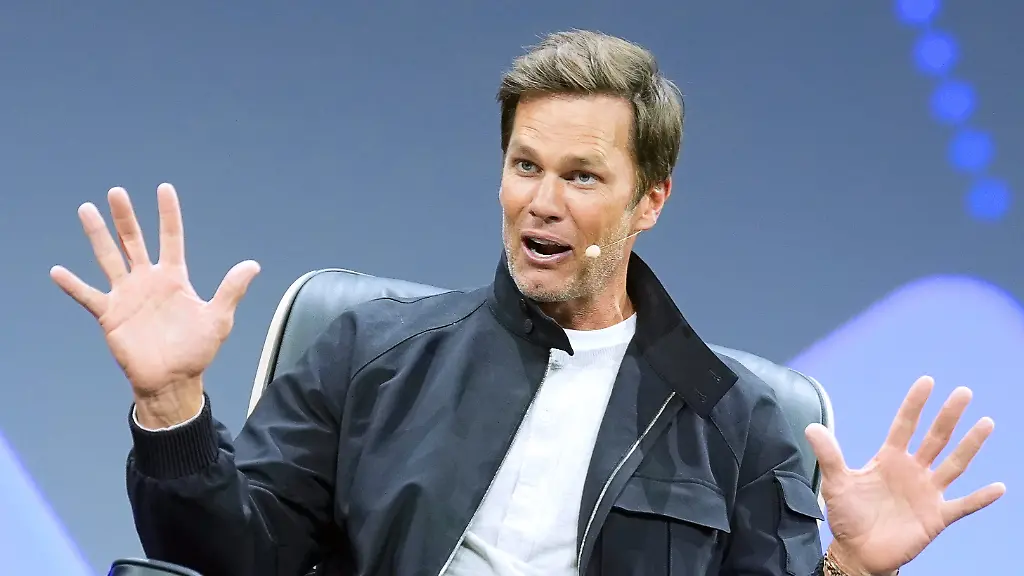 Tom-Brady-ehemaliger-American-Football-Spieler-und-mehrfacher-Superbowl-Gewinner-spricht-auf-der-Buehne-waehrend-der-Digitalmesse-OMR-in-den-Messehallen-der-Hamburg-Messe