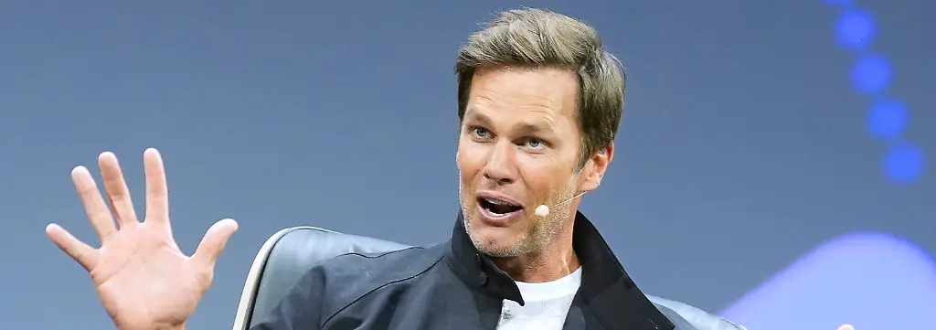 Tom-Brady-ehemaliger-American-Football-Spieler-und-mehrfacher-Superbowl-Gewinner-spricht-auf-der-Buehne-waehrend-der-Digitalmesse-OMR-in-den-Messehallen-der-Hamburg-Messe