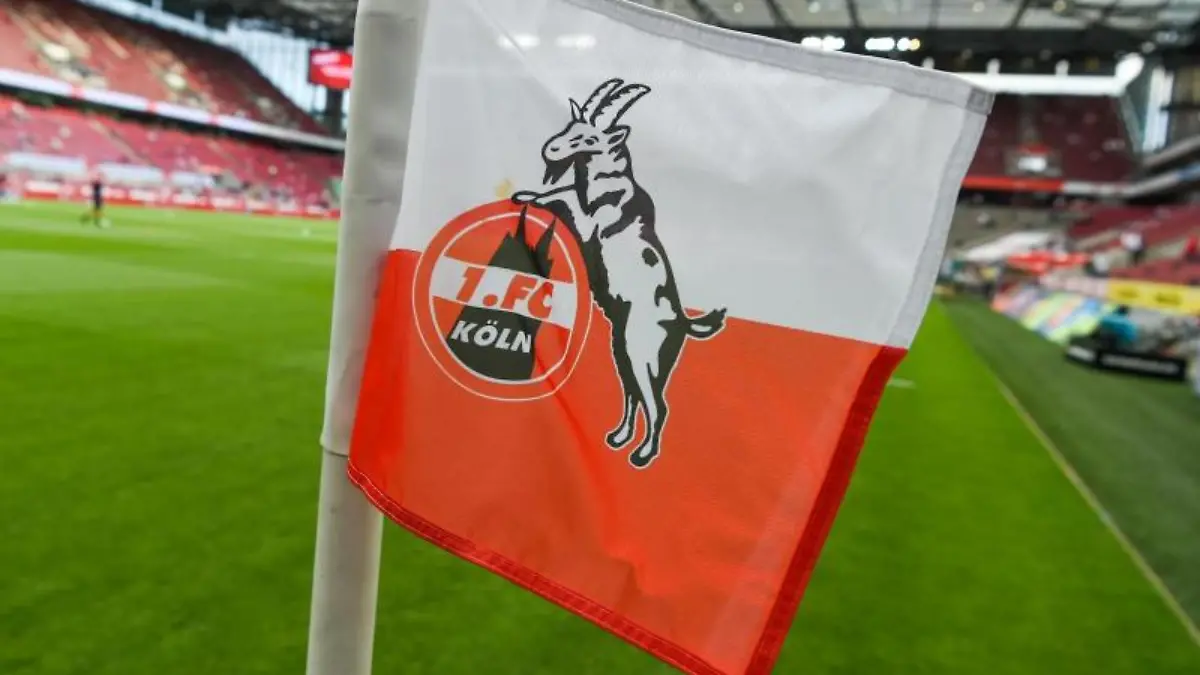 Auf-einer-Eckfahne-ist-das-Logo-des-1-FC-Koeln