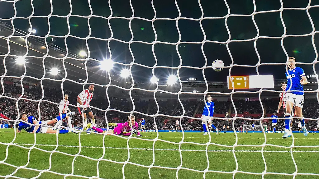 Southampton-v-Ipswich-Town-EFL-Sky-Bet-Championship-Goal-2-1-Cyle-Larin-9-of-Southampton-scores-the-second-goal-beating-Christian-Walton-28-of-Ipswich-Town-during-the-EFL-Sky-Bet-Championship-match-between-Southampton-and-Ipswich-Town-at-the-St-Mary-s-Stadium-Southampton-UK-on-28-April-2026-Southampton-St-Mary-s-Stadium-Hampshire-UK-Editorial-use-only-DataCo-restrictions-apply-See-www-football-dataco