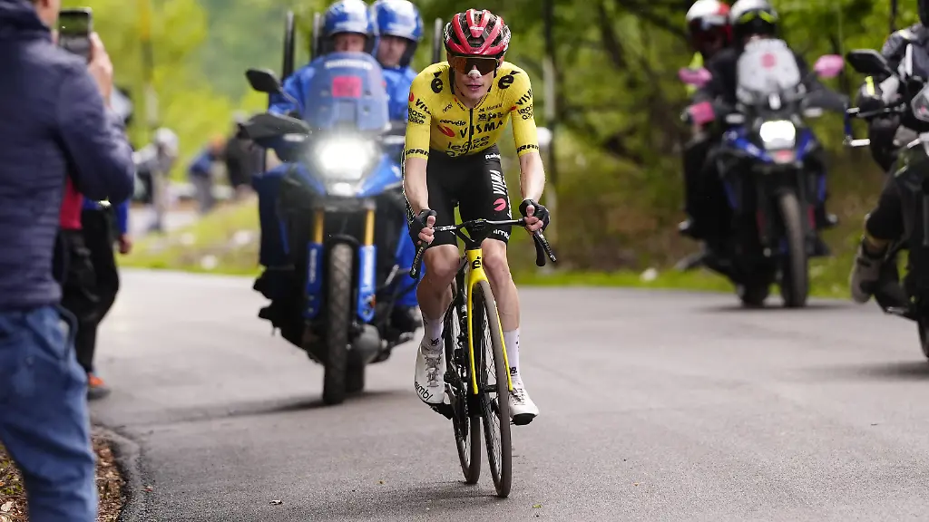 15-05-2026-Italien-Blockhaus-Radsport-Maenner-UCI-WorldTour-Giro-d-Italia-7-Etappe-Formia-Blockhaus-244-00-km-Der-Daene-Jonas-Vingegaard-Hansen-vom-Team-Visma-Lease-A-Bike-fuehrt