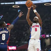 Basketball-Maenner-NBA-Play-off-Runde-Eastern-Conference-Halbfinale-6-Spieltag-Cleveland-Cavaliers-Detroit-Pistons-Detroit-Pistons-Caris-LeVert-r-wirft-ueber-Cleveland-Cavaliers-Dennis-Schroeder