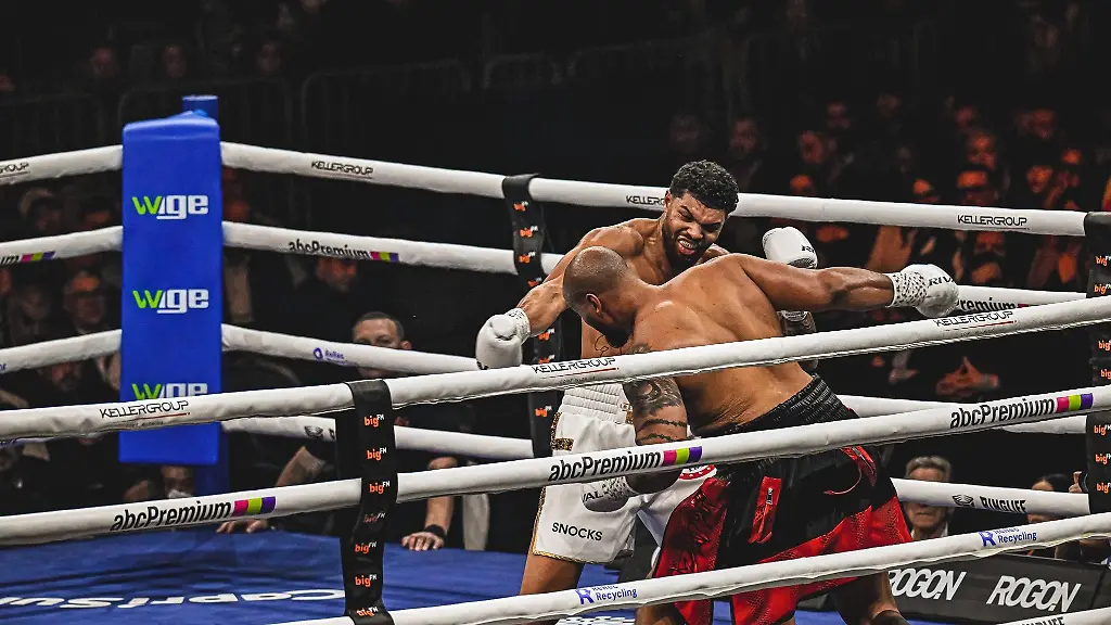 Packender-Schlagabtausch-im-Ring-mit-Emanuel-Odiase-903-VIP-bei-der-Ringside-Zone-in-der-SAP-Arena-Ringside-15-05