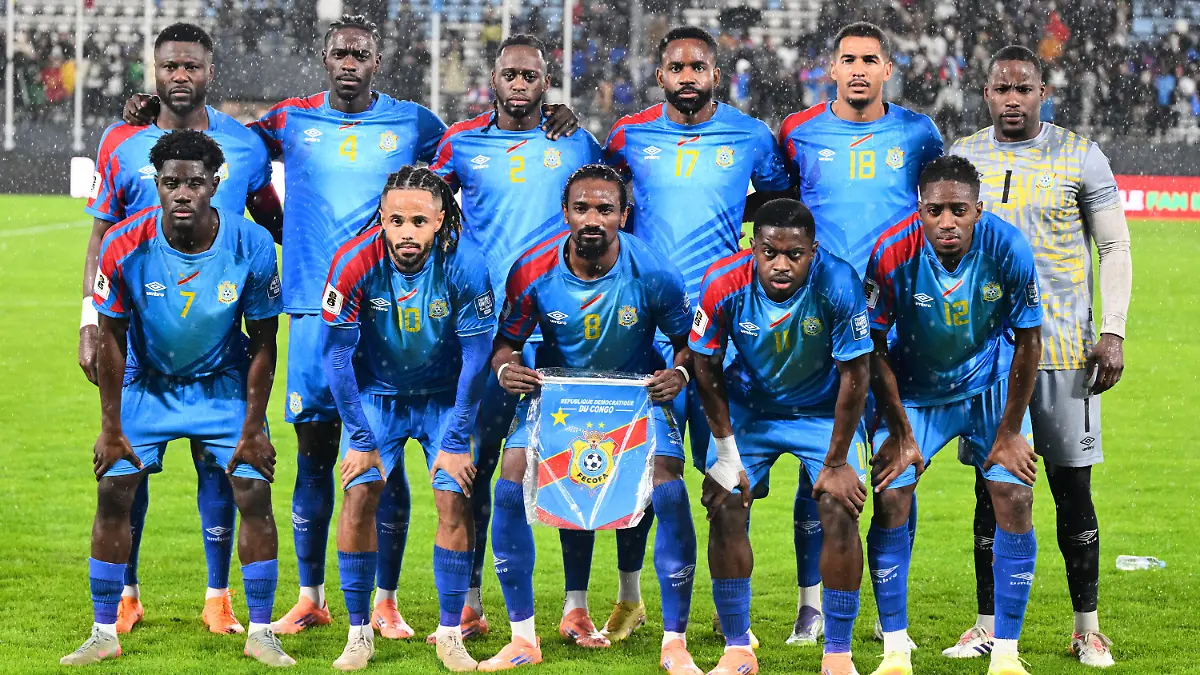 ARCHIV-13-11-2025-Marokko-Rabat-Fussball-Spieler-der-Demokratischen-Republik-Kongo-stellen-sich-vor-einem-WM-Qualifikationsspiel-gegen-Kamerun-fuer-ein-Mannschaftsfoto-auf-Die-Demokratische-Republik-Kongo-nimmt-an-der-Fussball-WM-2026-teil
