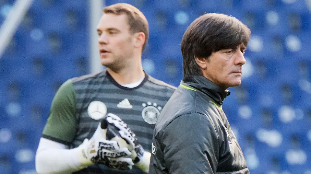 Der-Trainer-der-deutschen-Fussball-Nationalmannschaft-Joachim-Loew-r-steht-mit-Torwart-Manuel-Neuer-beim-Training-in-der-HDI-Arena-Zwoelf-Gastgeber-symbolische-Bruecken-ueber-den-ganzen-Kontinent-Am-Freitag-12-06-2020-sollte-die-historische-Fussball-EM-beginnen-Die-Corona-Krise-hat-das-verhindert-auch-zum-Bedauern-von-Joachim-Loew-und-Manuel-Neuer