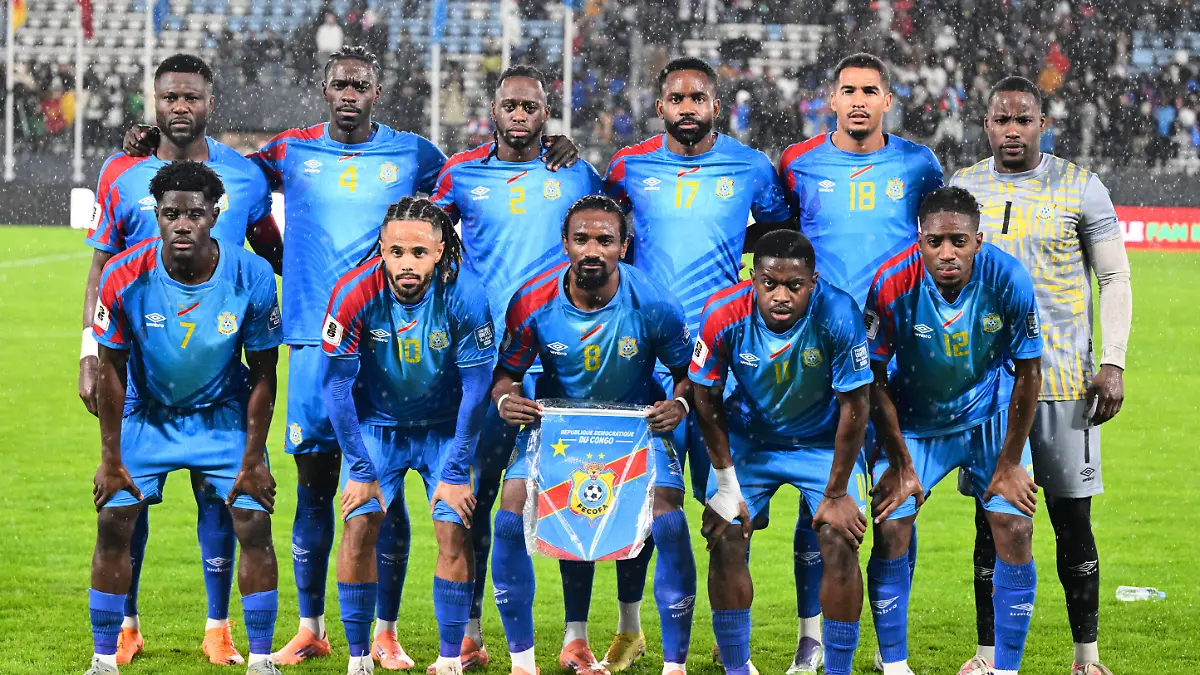 Fussball-Spieler-der-Demokratischen-Republik-Kongo-stellen-sich-vor-einem-WM-Qualifikationsspiel-gegen-Kamerun-fuer-ein-Mannschaftsfoto-auf-Die-Demokratische-Republik-Kongo-nimmt-an-der-Fussball-WM-2026-teil