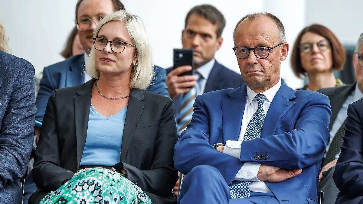 Pressetermin-bei-der-Preisverleihung-der-Bundespreistrv-ger-des-Wettbewerbs-startsocial-mit-Bundeskanzler-Friedrich-Merz-CDU-und-Staatsministerin-fvor-Sport-und-Ehrenamt-Dr-Christiane-Schenderlein-in-Berlin-am-22-09-2025