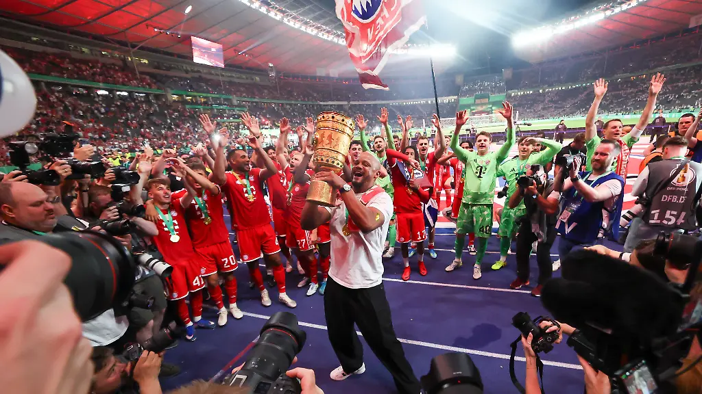 Chef-Trainer-Vincent-Kompany-FC-Bayern-Muenchen-haelt-den-DFB-Pokal-in-den-Haenden-die-Mannschaft-feiert-bei-den-Fans-der-FC-Bayern-Muenchen-feiert-den-Gewinn-des-83-DFB-Pokalfinale-FC-Bayern-Muenchen-vs-VfB-Stuttgart-Fussball-83-DFB-Pokalfinale-23-05