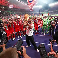 Chef-Trainer-Vincent-Kompany-FC-Bayern-Muenchen-haelt-den-DFB-Pokal-in-den-Haenden-die-Mannschaft-feiert-bei-den-Fans-der-FC-Bayern-Muenchen-feiert-den-Gewinn-des-83-DFB-Pokalfinale-FC-Bayern-Muenchen-vs-VfB-Stuttgart-Fussball-83-DFB-Pokalfinale-23-05