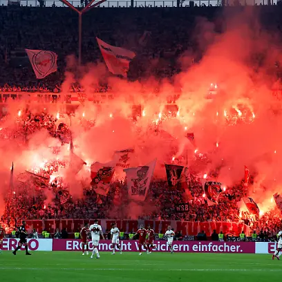 FANS-Team-VfB-Stuttgart-mit-Pyrotechnik-in-der-zweiten-Halbzeit-DFB-Pokal-Finale-2026-in-Berlin-Spiel-FC-Bayern-Muenchen-VfB-Stuttgart-3-0-am-23-05