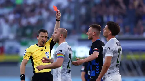 Soccer-Football-Bundesliga-Relegation-Playoff-Second-Leg-SC-Paderborn-v-VfL-Wolfsburg-Home-Deluxe-Arena-Paderborn-Germany-May-25-2026-VfL-Wolfsburg-s-Joakim-Maehle-is-shown-a-red-card-by-referee-REUTERS-Thilo-Schmuelgen-DFL-REGULATIONS-PROHIBIT-ANY-USE-OF-PHOTOGRAPHS-AS-IMAGE-SEQUENCES-AND-OR-QUASI-VIDEO