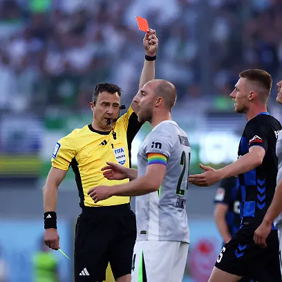 Soccer-Football-Bundesliga-Relegation-Playoff-Second-Leg-SC-Paderborn-v-VfL-Wolfsburg-Home-Deluxe-Arena-Paderborn-Germany-May-25-2026-VfL-Wolfsburg-s-Joakim-Maehle-is-shown-a-red-card-by-referee-REUTERS-Thilo-Schmuelgen-DFL-REGULATIONS-PROHIBIT-ANY-USE-OF-PHOTOGRAPHS-AS-IMAGE-SEQUENCES-AND-OR-QUASI-VIDEO