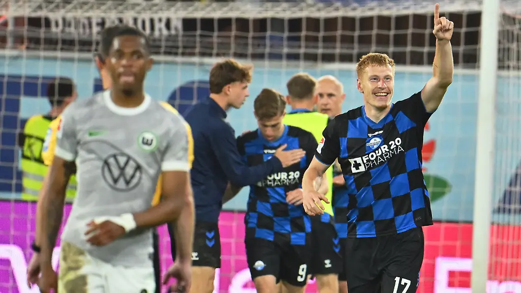 Fussball-Maenner-Bundesliga-Relegation-SC-Paderborn-07-VfL-Wolfsburg-Relegation-Rueckspiele-Home-Deluxe-Arena-Laurin-Curda-SC-Paderborn-07-jubelt