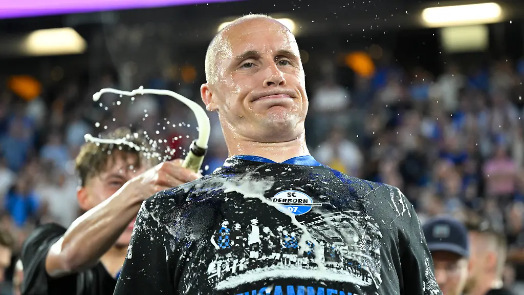 Paderborn-Home-Deluxe-Arena-25-05-26-GER-Herren-Relegation-Saison-2025-2026-SC-Paderborn-07-VfL-Wolfsburg-Bild-Schlussjubel-Emotion-Freude-bei-Sven-MICHEL-Paderborn-mit-Bierdusche-DFL-regulations-prohibit-any-use-of-photographs-as-image-sequences-and-or-quasi-video