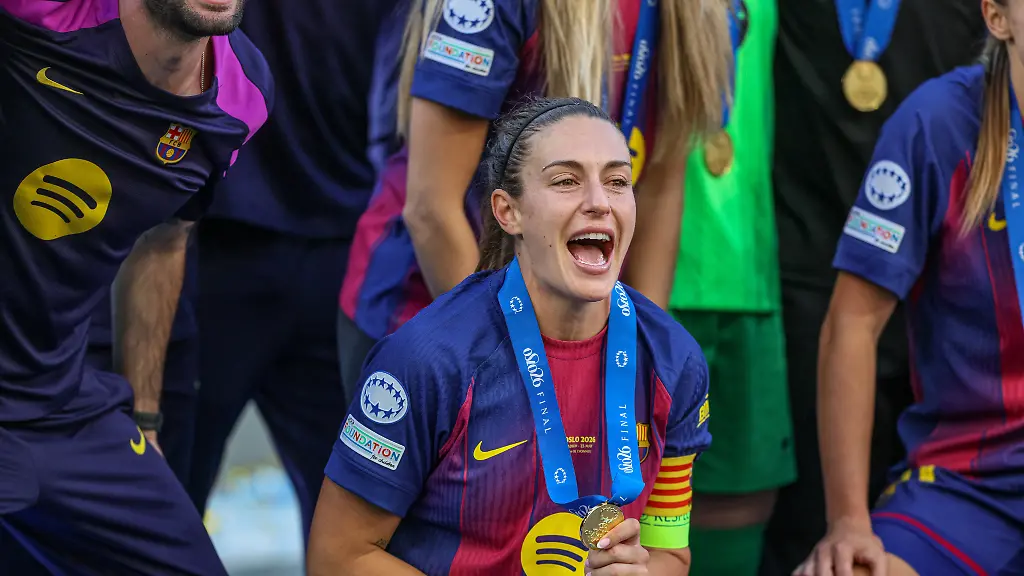 NOR-Oslo-FC-Barcelona-vs-Olympique-Lyon-Women-s-Champions-League-Fussball-UEFA-Spielzeit-2025-2026-Ullevaal-Stadion-Finale-im-Bild-Freude-und-Emotionen-nach-dem-Sieg-beim-FC-Barcelona-nach-dem-Sieg-gegen-Lyon-mit-dem-Pokal-Emotionen-victory-Joy-celebration-and-emotions-after-the-win-Alegria-celebracion-y-emocion-tras-la-victoria-Alexia-Putellas-FC-Barcelona-11-DFB-DFL-REGULATIONS-PROHIBIT-ANY-USE-OF-PHOTOGRAPHS-AS-IMAGE-SEQUENCES-AND-OR-QUASI-VIDEO-23-05