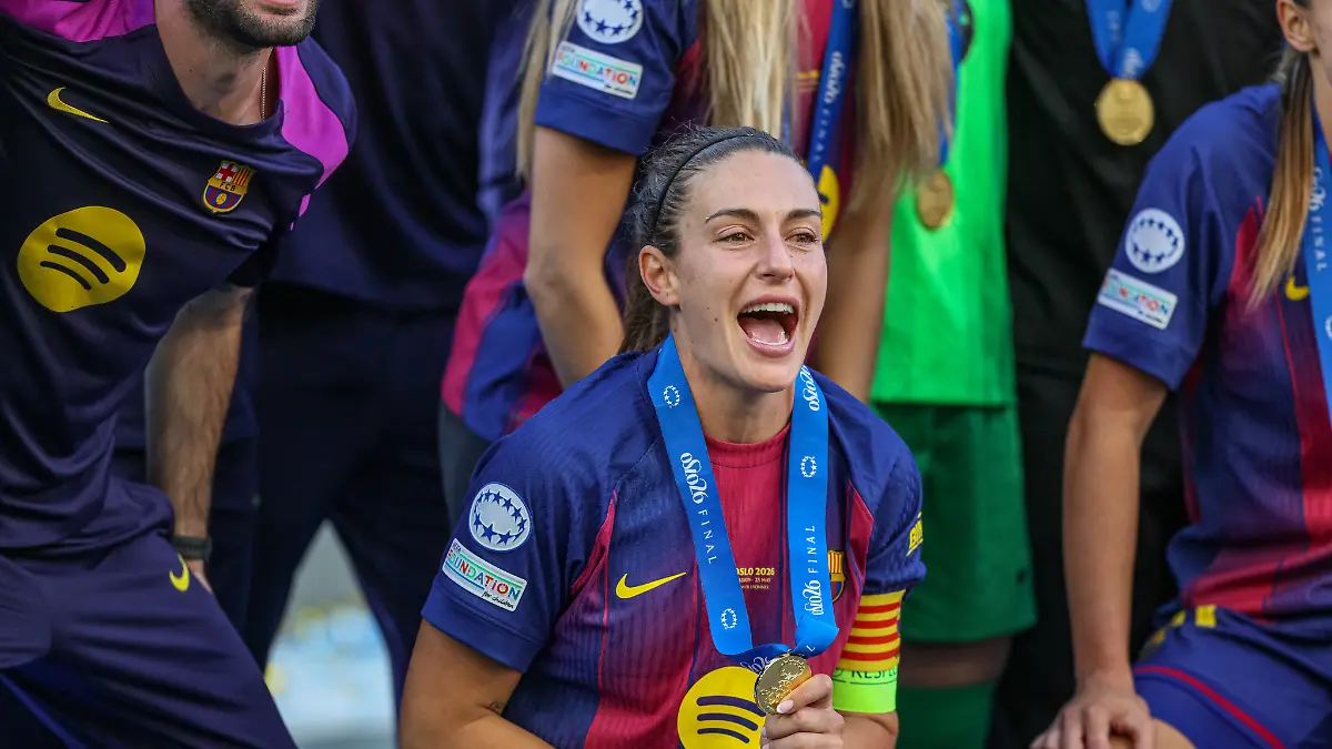 NOR-Oslo-FC-Barcelona-vs-Olympique-Lyon-Women-s-Champions-League-Fussball-UEFA-Spielzeit-2025-2026-Ullevaal-Stadion-Finale-im-Bild-Freude-und-Emotionen-nach-dem-Sieg-beim-FC-Barcelona-nach-dem-Sieg-gegen-Lyon-mit-dem-Pokal-Emotionen-victory-Joy-celebration-and-emotions-after-the-win-Alegria-celebracion-y-emocion-tras-la-victoria-Alexia-Putellas-FC-Barcelona-11-DFB-DFL-REGULATIONS-PROHIBIT-ANY-USE-OF-PHOTOGRAPHS-AS-IMAGE-SEQUENCES-AND-OR-QUASI-VIDEO-23-05