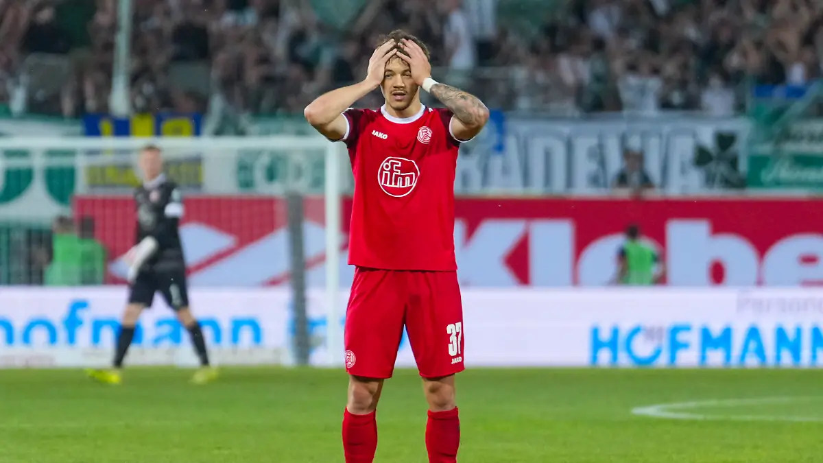 26-05-2026-xydrx-Herren-Fussball-Relegation-Rueckspiel-2-Bundesliga-Bundesliga-Greuther-Furth-Rot-Weiss-Essen-Saison-2025-2026-Sportpark-Ronhof-Jannik-Hofmann-Rot-Weiss-Essen-37-schlaegt-die-Haende-ueber-dem-Kopf-zusammen-DFB-regulations-prohibit-any-use-of-photographs-as-image-sequences-and-or-quasi-video