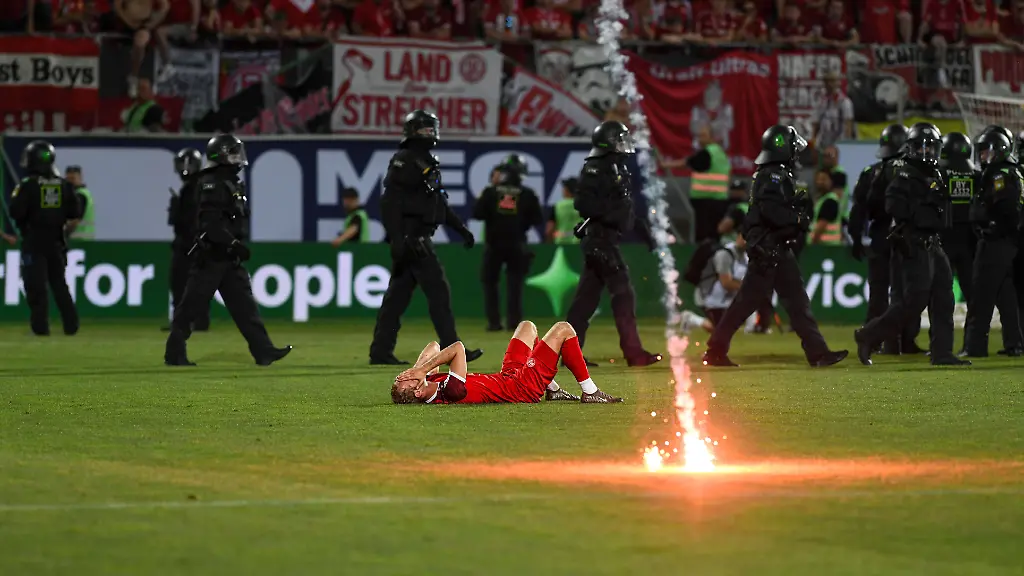 Relegation-SpVgg-Greuther-Fuerth-vs-Rot-Weiss-Essen-Football-2nd-Bundesliga-Relegation-SpVgg-Greuther-Fuerth-vs-Rot-Weiss-Essen-26-May-2026-Sportpark-Ronhof-Thomas-Sommer-Fuerth-Germany-Image-Lucas-Brumme-Essen-Laying-on-the-ground-in-disappointment-after-not-reaching-the-promotion-to-the-2nd-Bundesliga-flairs-were-thrown-from-the-Essen-fan-block-DFL-regulations-prohibit-any-use-of-photographs-as-image-sequences-and-or-quasi-video