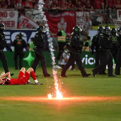 Relegation-SpVgg-Greuther-Fuerth-vs-Rot-Weiss-Essen-Football-2nd-Bundesliga-Relegation-SpVgg-Greuther-Fuerth-vs-Rot-Weiss-Essen-26-May-2026-Sportpark-Ronhof-Thomas-Sommer-Fuerth-Germany-Image-Lucas-Brumme-Essen-Laying-on-the-ground-in-disappointment-after-not-reaching-the-promotion-to-the-2nd-Bundesliga-flairs-were-thrown-from-the-Essen-fan-block-DFL-regulations-prohibit-any-use-of-photographs-as-image-sequences-and-or-quasi-video