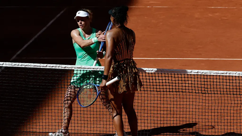 Tennis-French-Open-Roland-Garros-Paris-France-May-26-2026-Japan-s-Naomi-Osaka-shakes-hands-with-Germany-s-Laura-Siegemund-after-winning-her-first-round-match-REUTERS-Benoit-Tessier