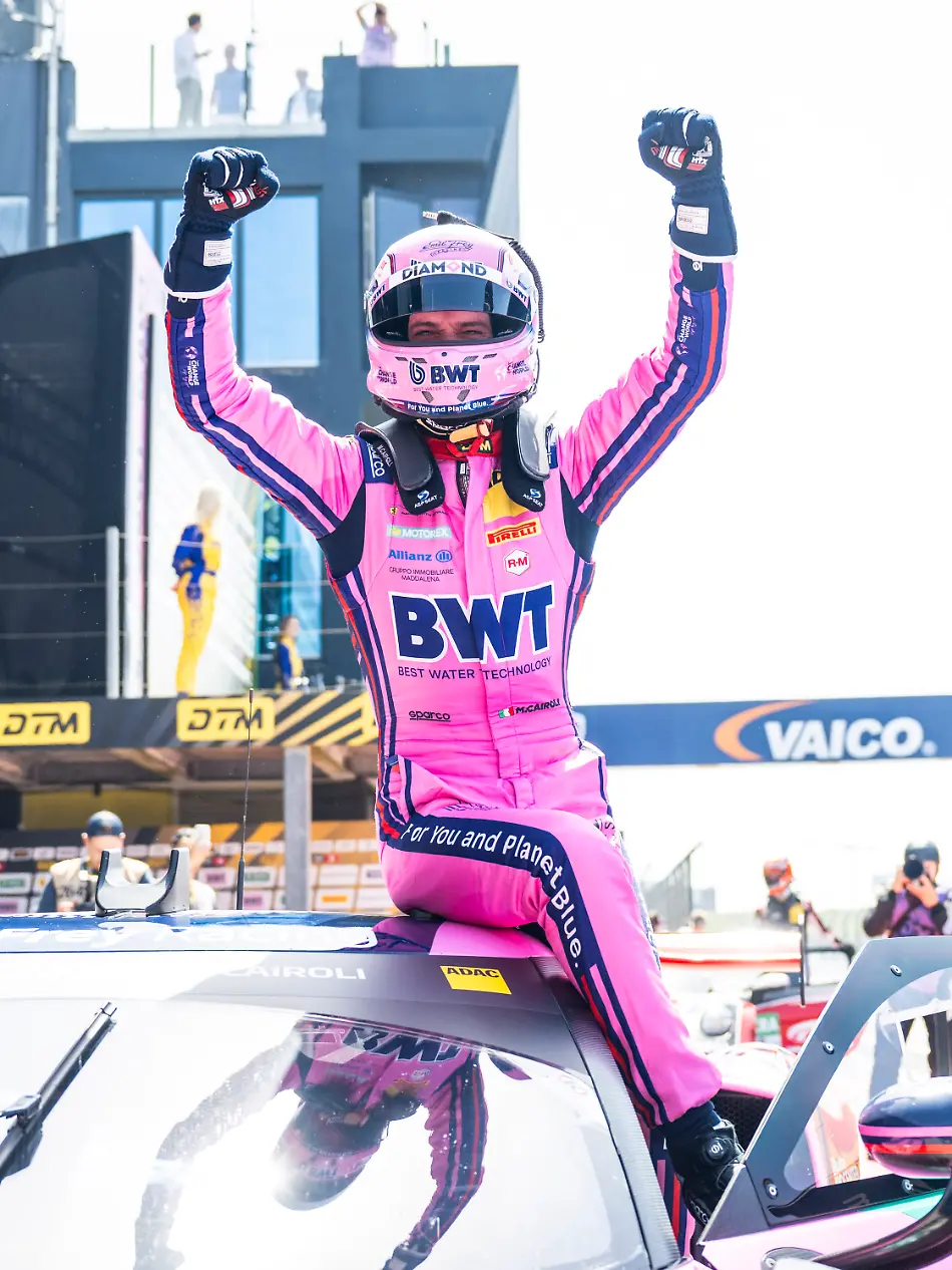 Grosser-Jubel-auf-dem-Circuit-Zandvoort-beim-Italiener-Matteo-Cairoli