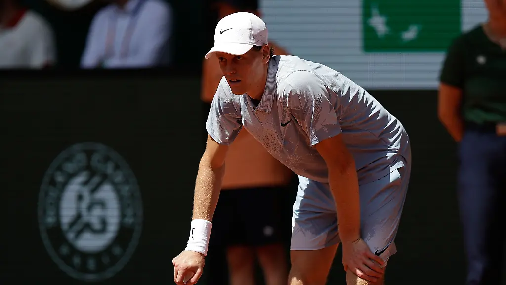 French-Open-Jannik-Sinner-retires-from-the-match-looks-for-shade-is-forced-to-take-repeated-breaks-during-at-the-2026-Roland-Garros-tournament-in-Paris-FRANCE-on-May-28-2026