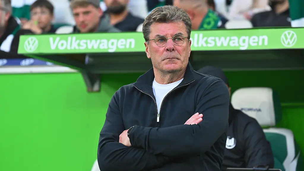 Fussball-Maenner-Bundesliga-Relegation-VfL-Wolfsburg-SC-Paderborn-07-Relegation-Hinspiele-Volkswagen-Arena-Trainer-Dieter-Hecking-VfL-Wolfsburg-steht-mit-verschraenkten-Armen-am-Spielfeldrand-zu-dpa-Hecking-cool-Wollten-dieses-Finale