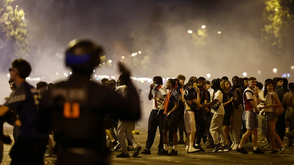 Soccer-Football-UEFA-Champions-League-Paris-St-Germain-fans-in-Paris-watch-the-Final-Parc-des-Princes-Paris-France-May-30-2026-Police-watch-as-Paris-St-Germain-fans-celebrate-at-the-Champs-Elysees-after-winning-the-UEFA-Champions-League-REUTERS-Benoit-Tessier