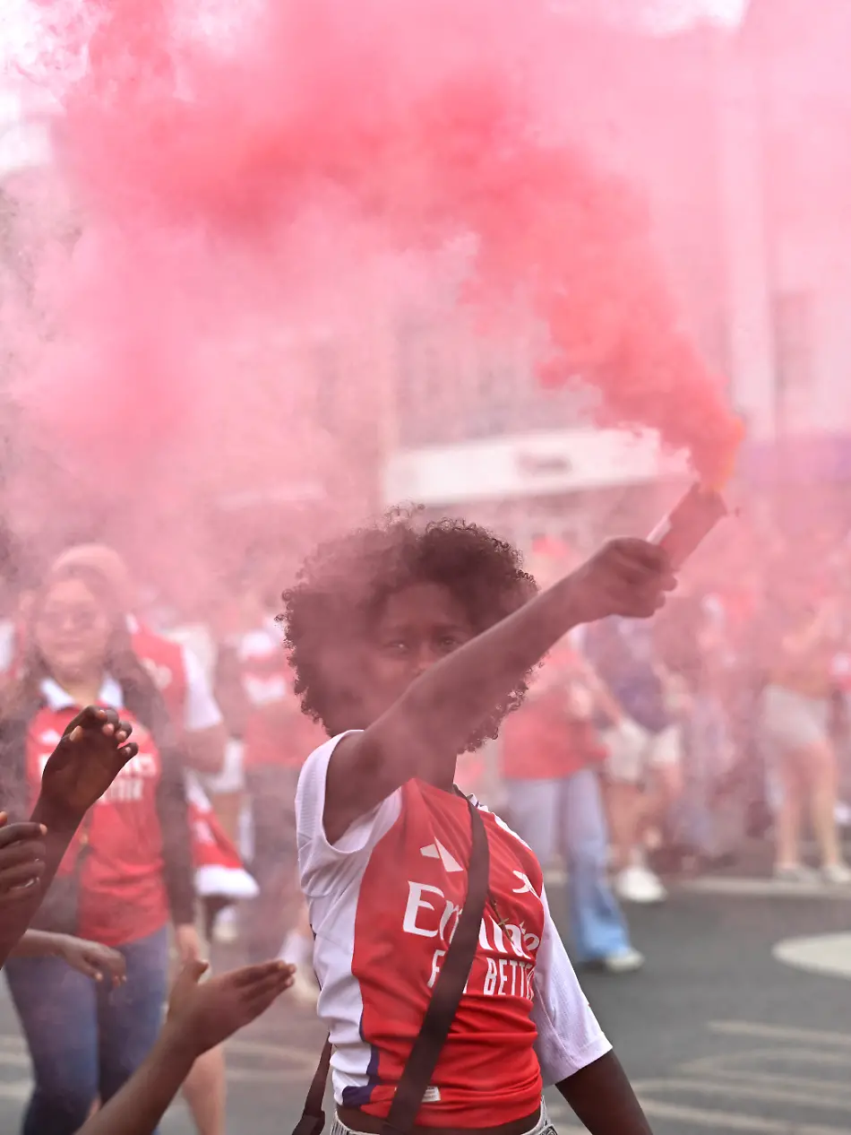 Soccer-Football-Premier-League-Arsenal-Victory-Parade-London-Britain-May-31-2026-General-view-of-an-Arsenal-fan-with-a-flare-as-fans-gather-before-the-victory-parade-REUTERS-Dylan-Martinez